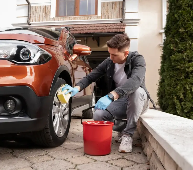 Lavage auto à domicile Saint-Pardoux-Corbier : professionnel intervenant sur un véhicule